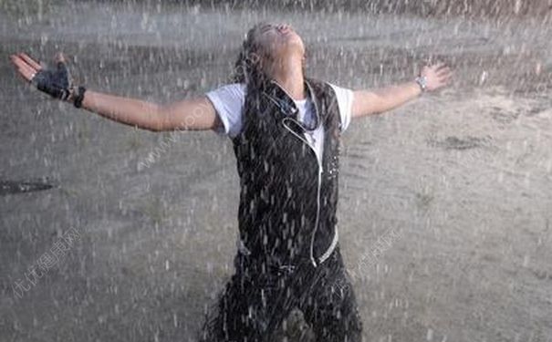 下雨时跑步和走路哪个淋雨少？下雨时走路淋到的雨将会比跑步的人少-冷眸生活