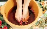 冬天泡脚在水里放点什么-冷眸生活